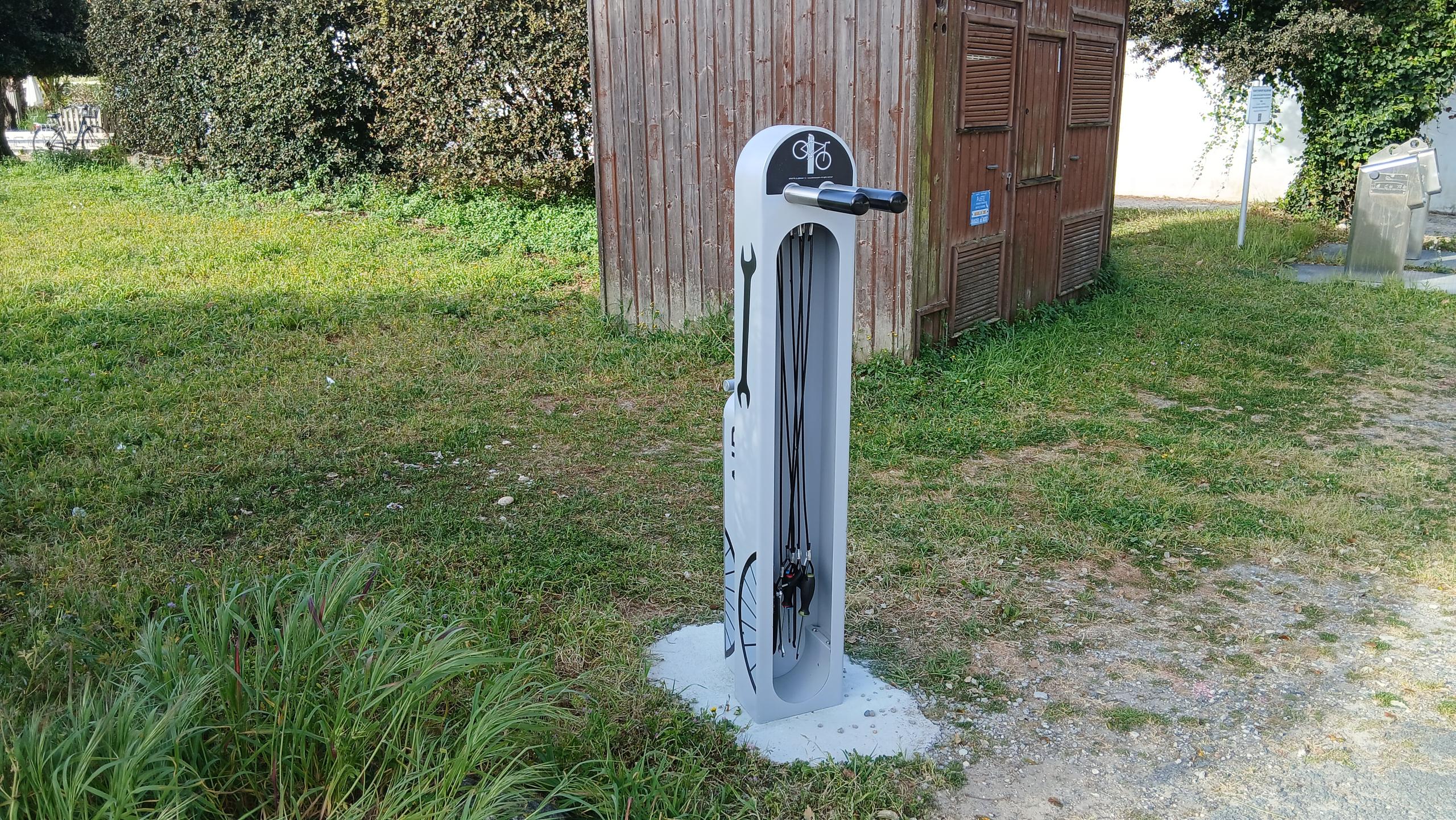 Borne de réparation vélos - Le Martray