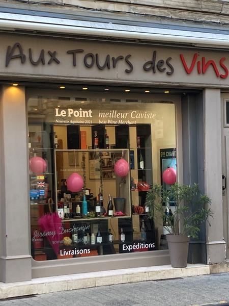 La vitrine de la boutique aux couleurs d'"Octobre rose".