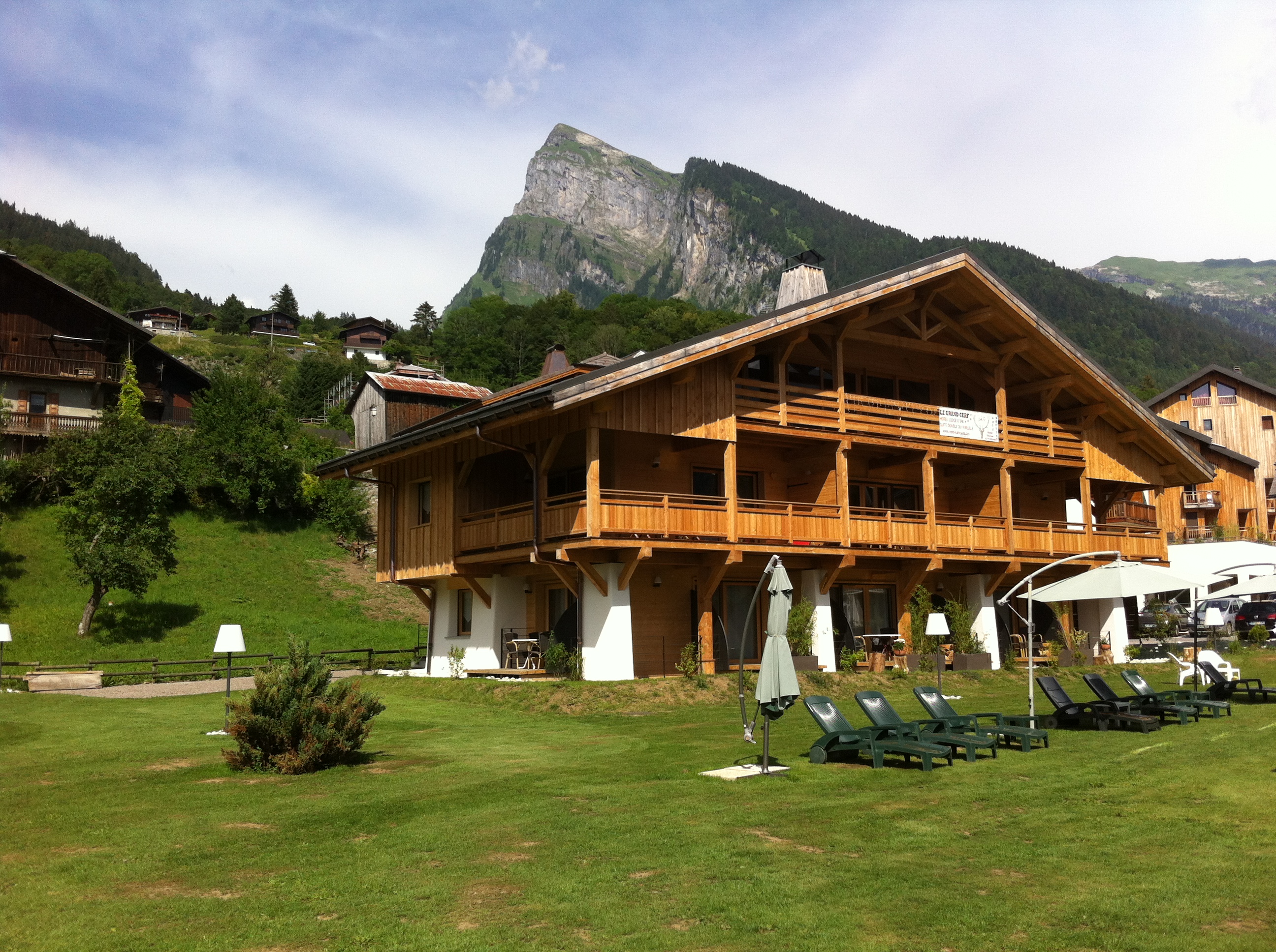 Vue sur le jardin de 2000m² en été