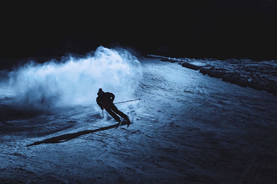 Ski sur les pistes ouvertes en nocturne du domaine alpin du Grand-Bornand
