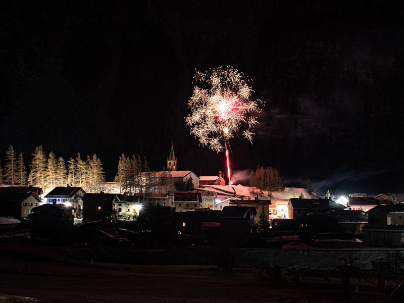 Descente aux flambeaux du nouvel an avec feu d'artifice