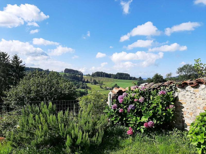 Gîte / Maison de Vacances \'La Maison d\'Ida\' à Meaux la Montagne (Rhône, Beaujolais Vert, proximité du Lac des Sapins) : le jardin et sa vue sur le Haut Beaujolais.