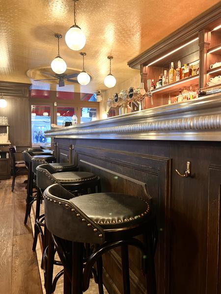 Le bar et des sièges hauts.