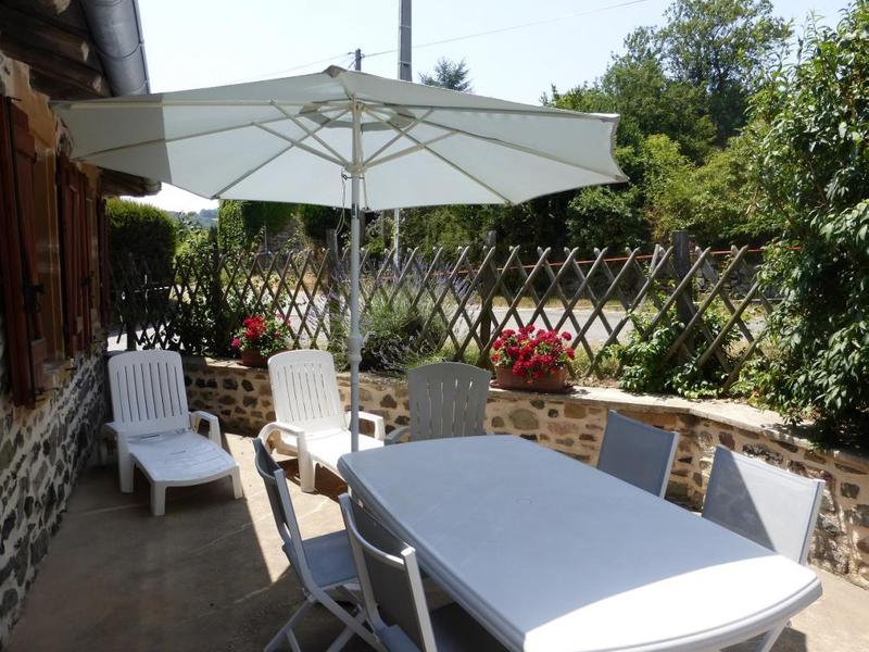 Le Gîte de Montmenot à Ancy dans les Monts du Beaujolais (Rhône): la terrasse.