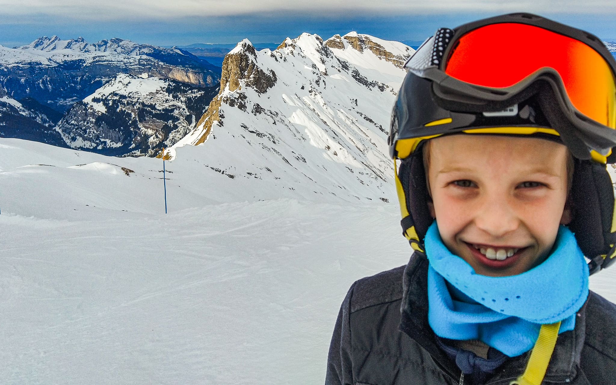 Cours de ski pour enfant sur la piste bleue Zéolite