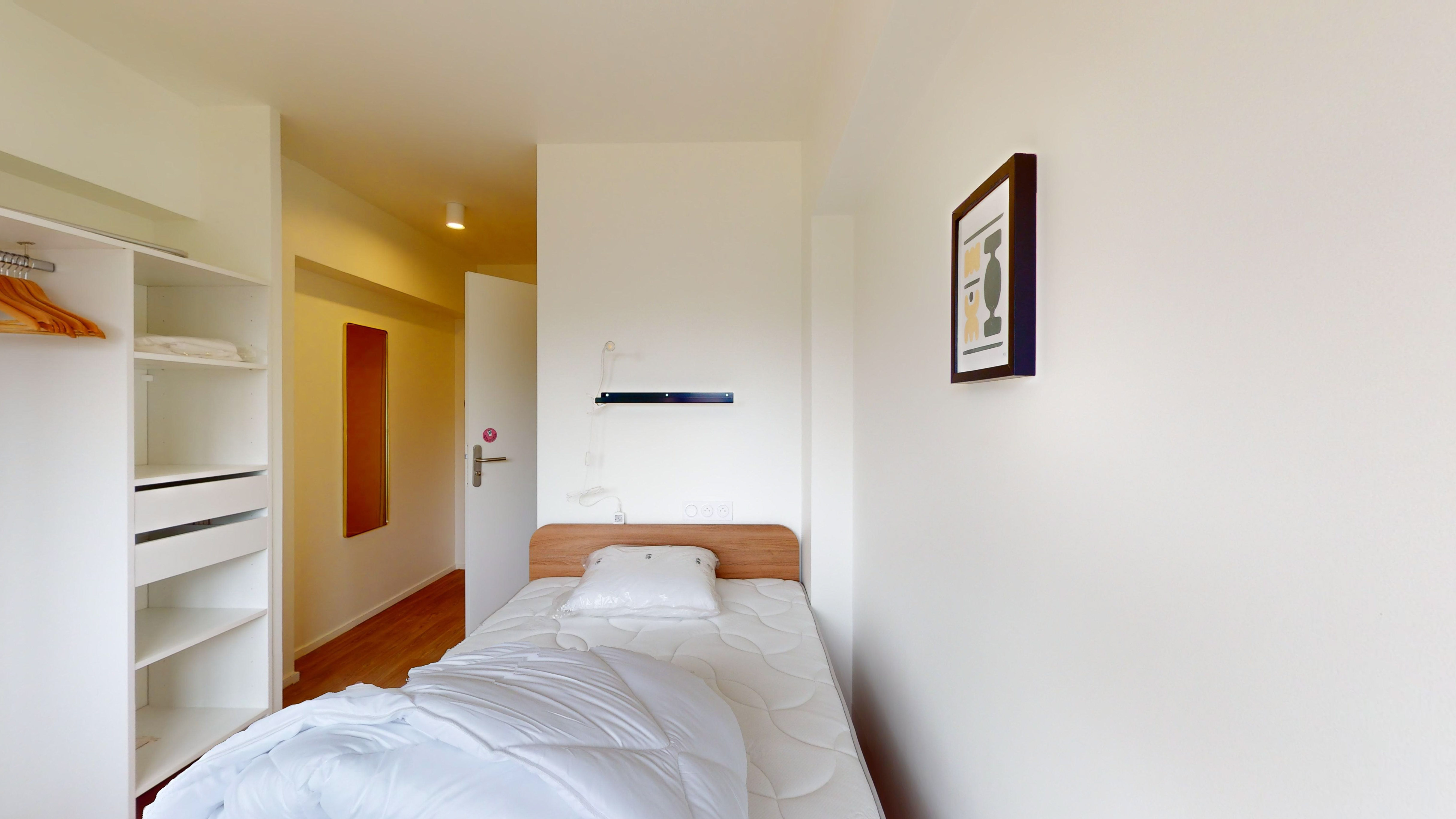 Chambre meublu00e9e avec espace bureau privatif