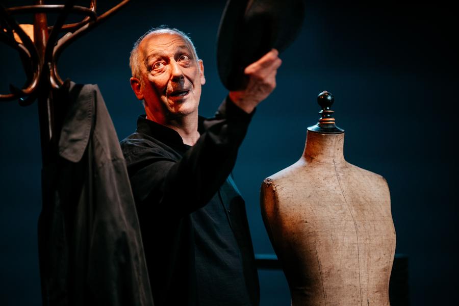 Photo d'un comédien sur scène 