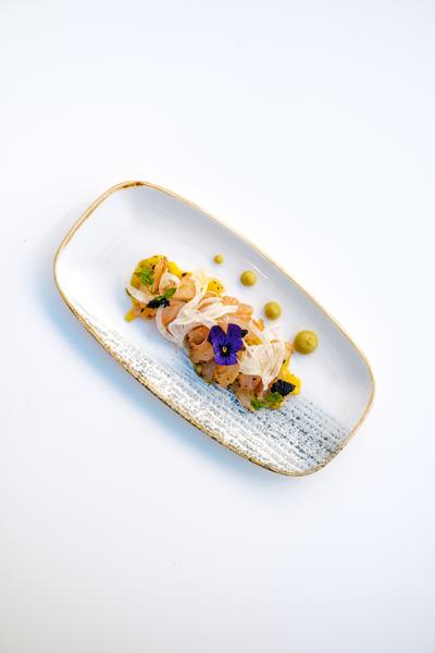 Un plat sur un fond blanc