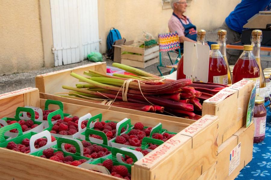 photo d'un stand de fruits et légumes