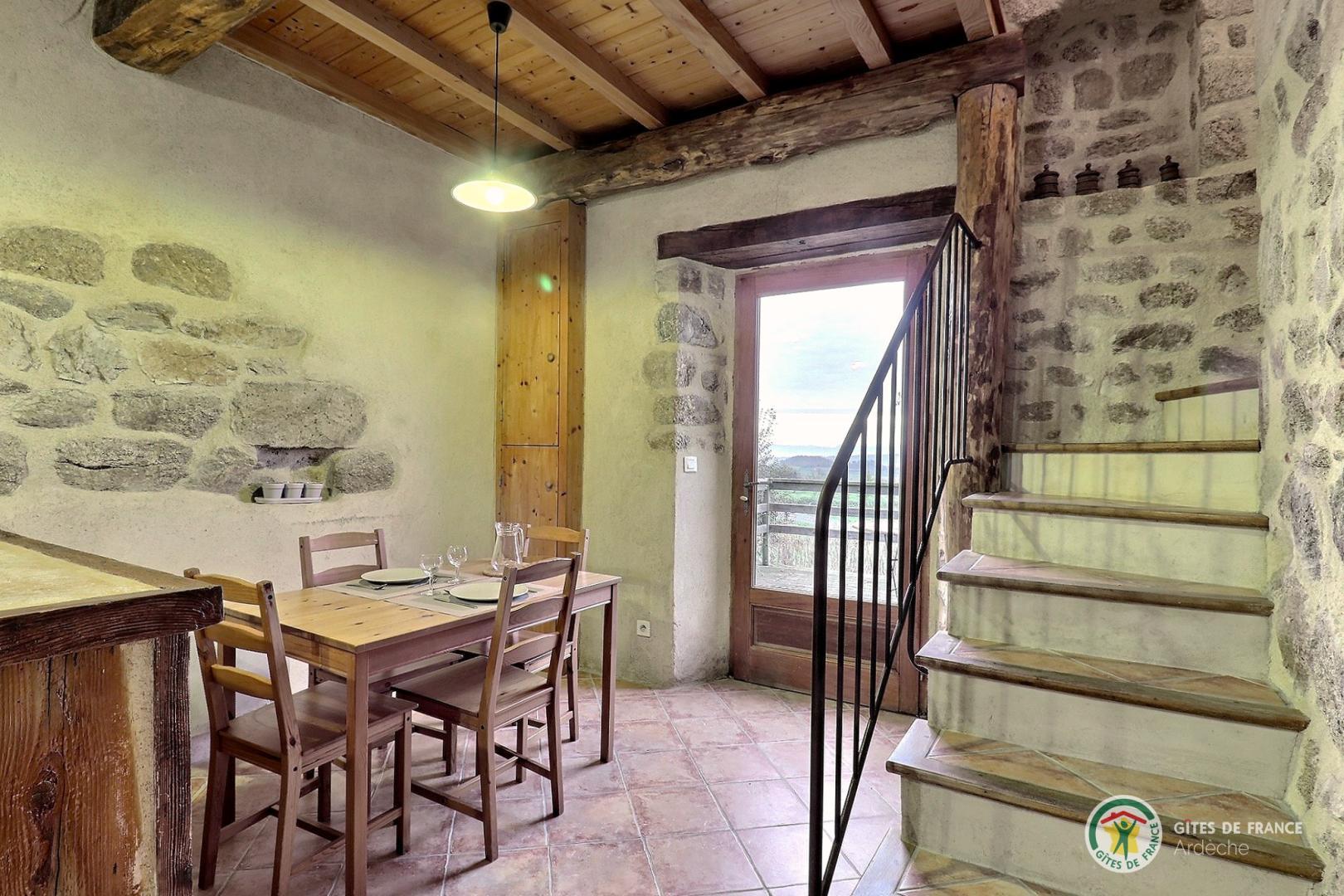 Séjour cuisine avec escalier menant à la chambre