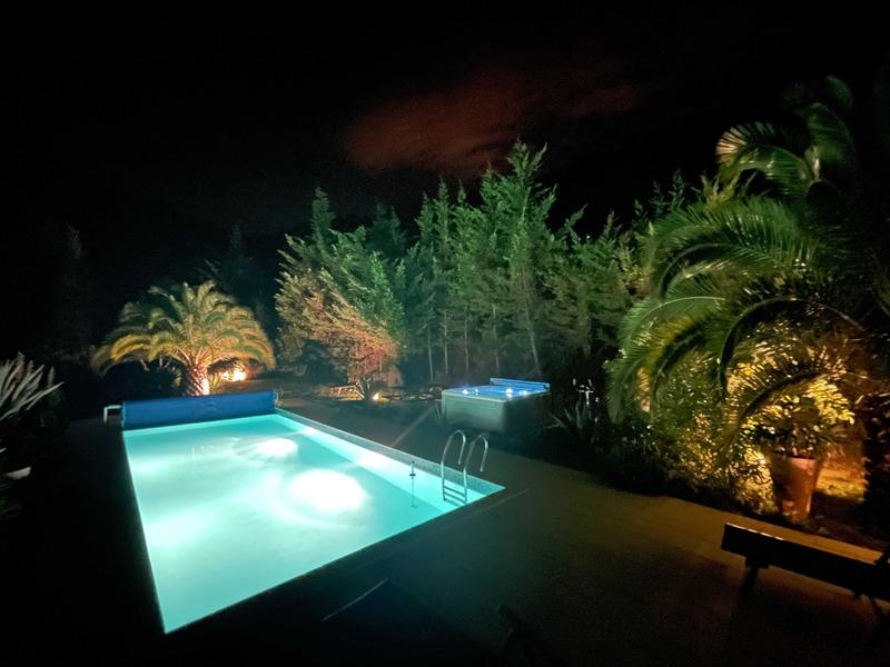 Vue terrasse piscine de Nuit avec son Spa.