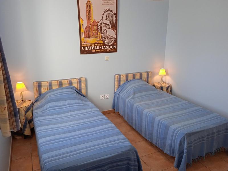 Chambre donnant sur la ferme (RdC)Gîte rural Beaumoulin (n°255)- La Madeleine sur Loing -