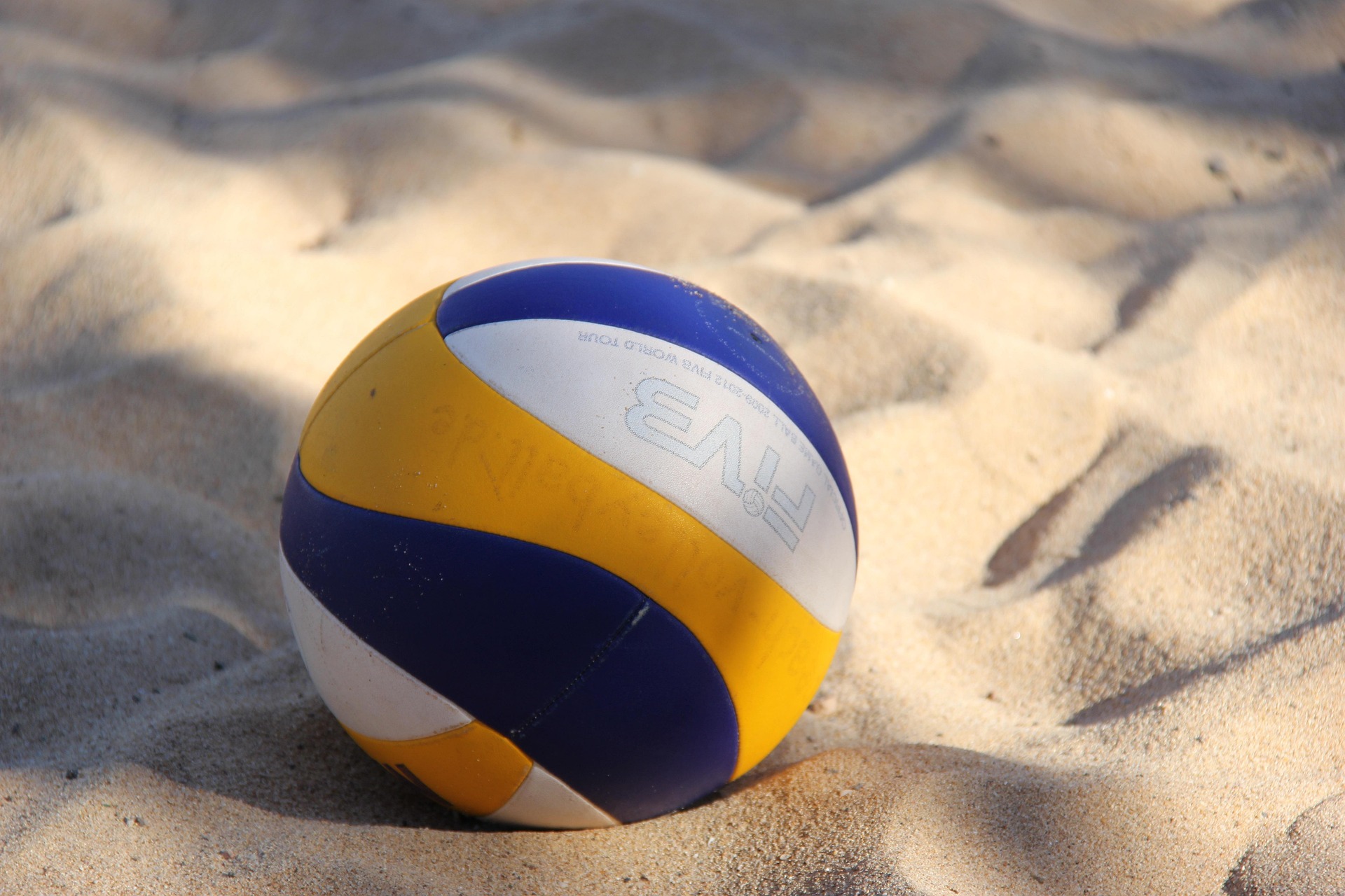 Ballon de volley dans le sable