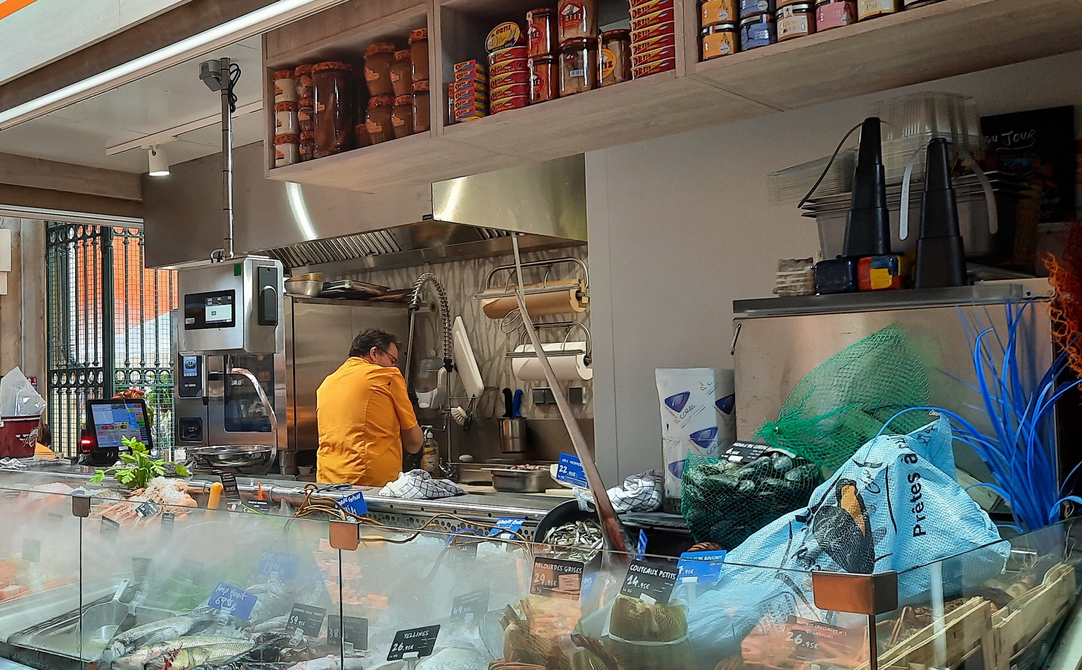 Etale de poissons aux halles municipales