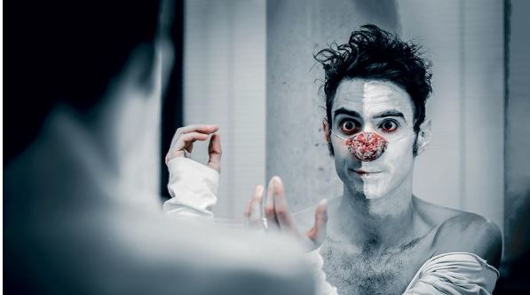 Clown impertinent "Trop près du mur"