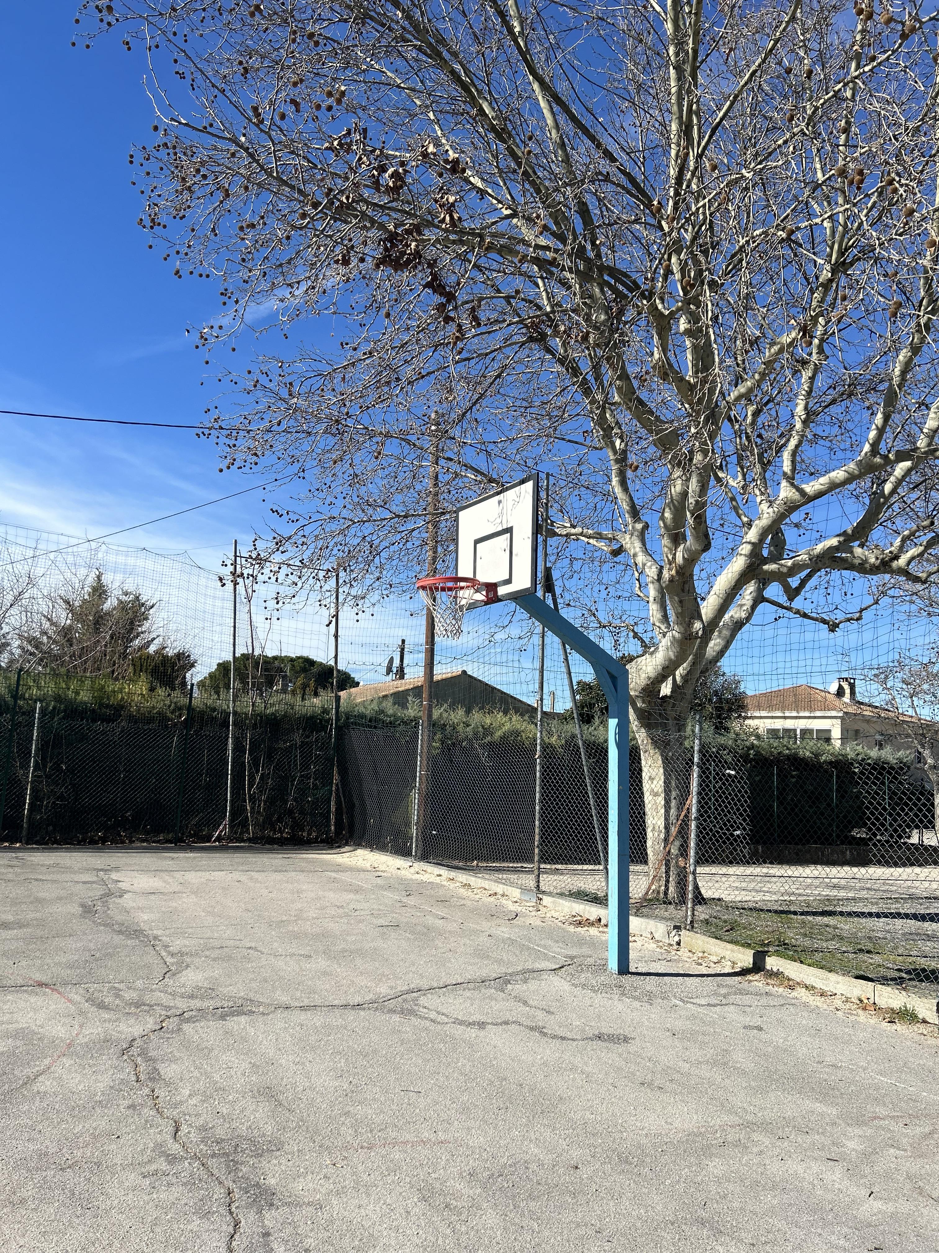 Terrain de basket-ball extérieur