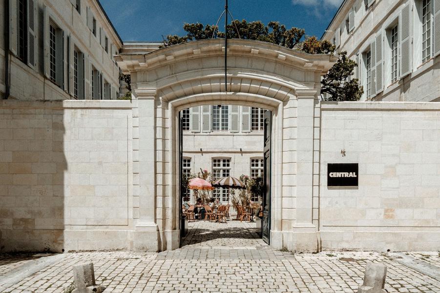 L'arche de la  facade extérieure de l'établissement, un ancien hôtel particulier.