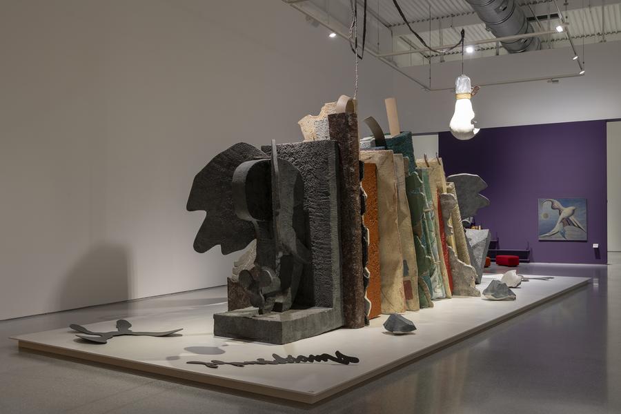 Vue de l'exposition À déchiffrer, Suivre les traces dans les collections, MAMC+, 2026