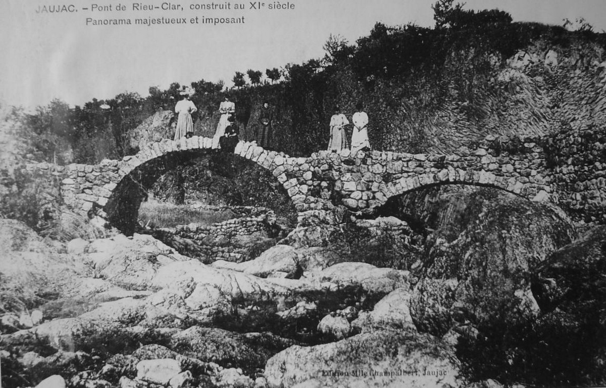 Pont romain, photo carte postale ©mairiedejaujac