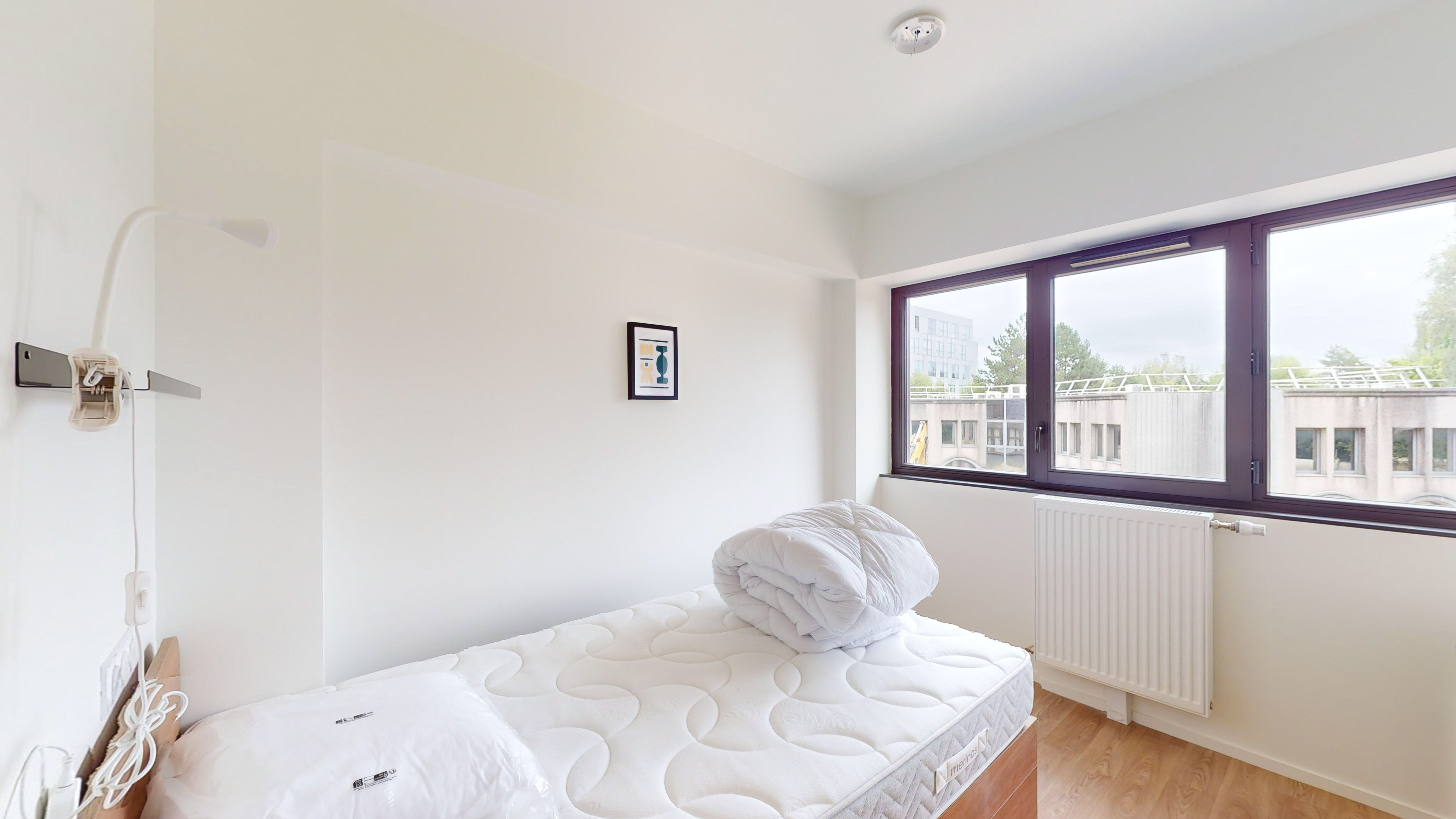 Chambre meublu00e9e avec espace bureau privatif