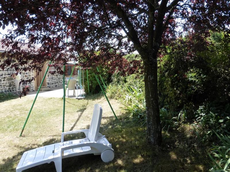 Gîte de Montmenot à Ancy (Rhône - Monts du Beaujolais): le terrain privé.