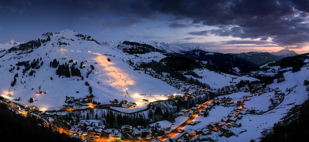 Vue nocturne sur le domaine skiable du Grand-Bornand ouvert en nocturne
