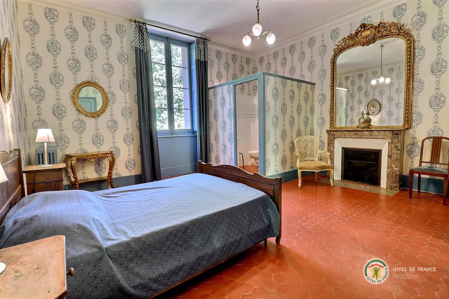 Chambre bleue avec un lit en 140 et une salle d'eau privative