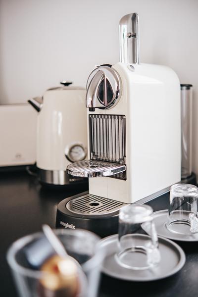 Une machine à café dosettes.