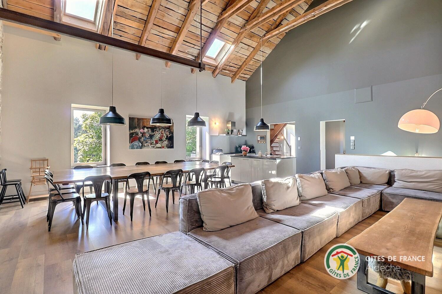 Pièce de vie lumineuse avec belle hauteur sous plafond