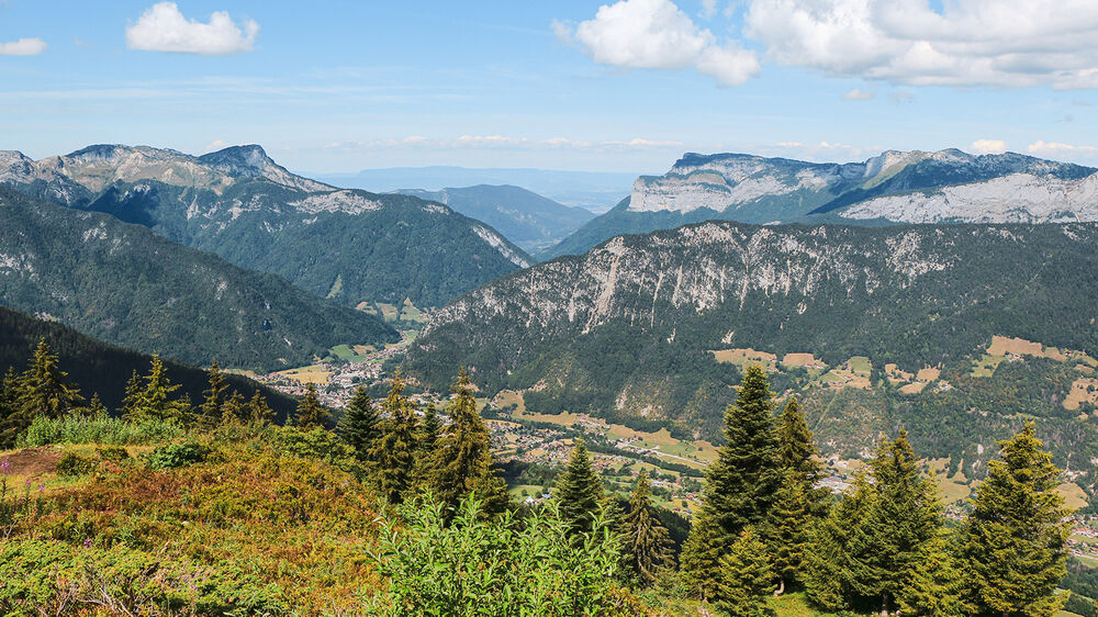 Vue sur la vallée de Thônes depuis le Plateau de Beauregard