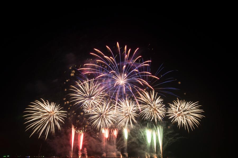 - © Freepik Feu d'artifice - © Freepik