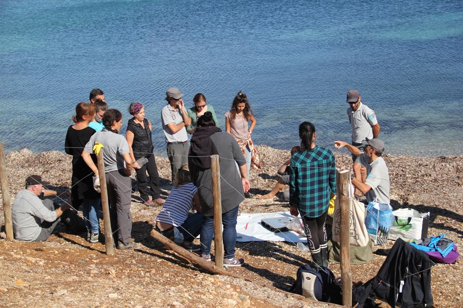 Tri sélectif des déchets ramassés sur la plage du Bon Renaud