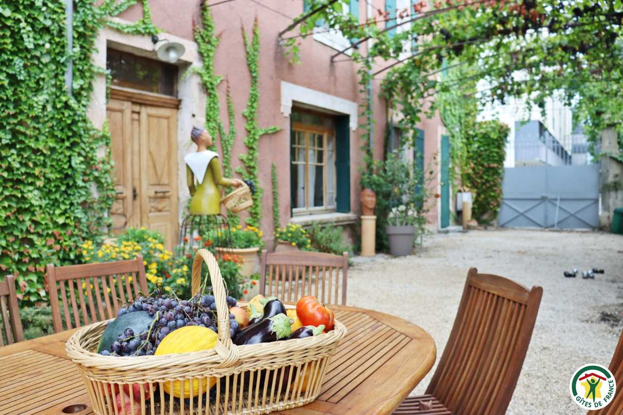 Espace à manger extérieur, dans la cour du gîte