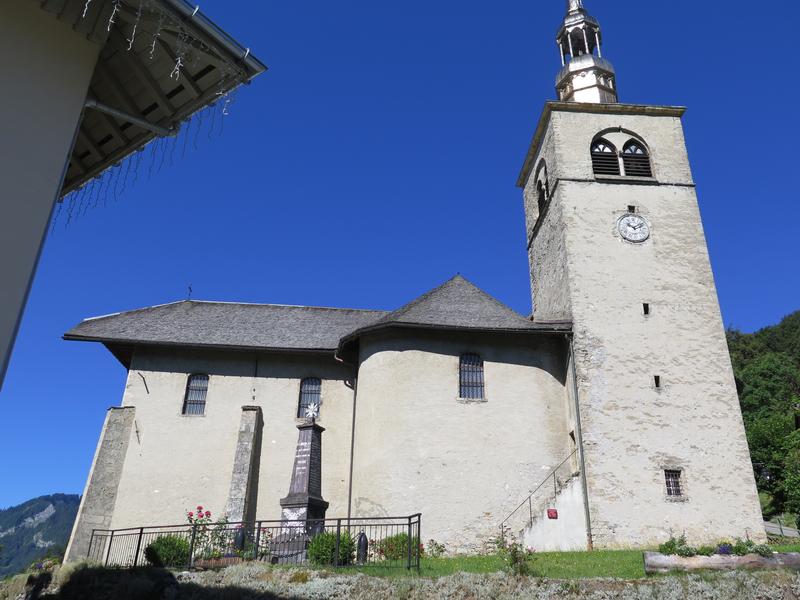 Eglise de St Nicolas la chapelle se détachant sur le ciel bleu