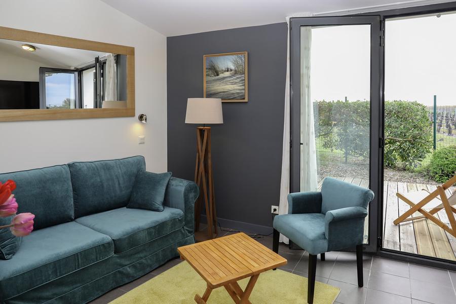 Salon et vue sur l'extérieur de la suite « Côté mer »