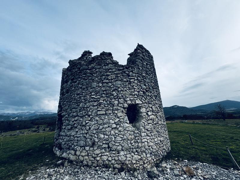 Photo du Moulin de Vassieux. Moulin en pierre avec un trou au milieu..