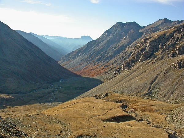 Le vallon de la Moutière en automne. Le col du même nom est situé à 2440 m d'altitude.
