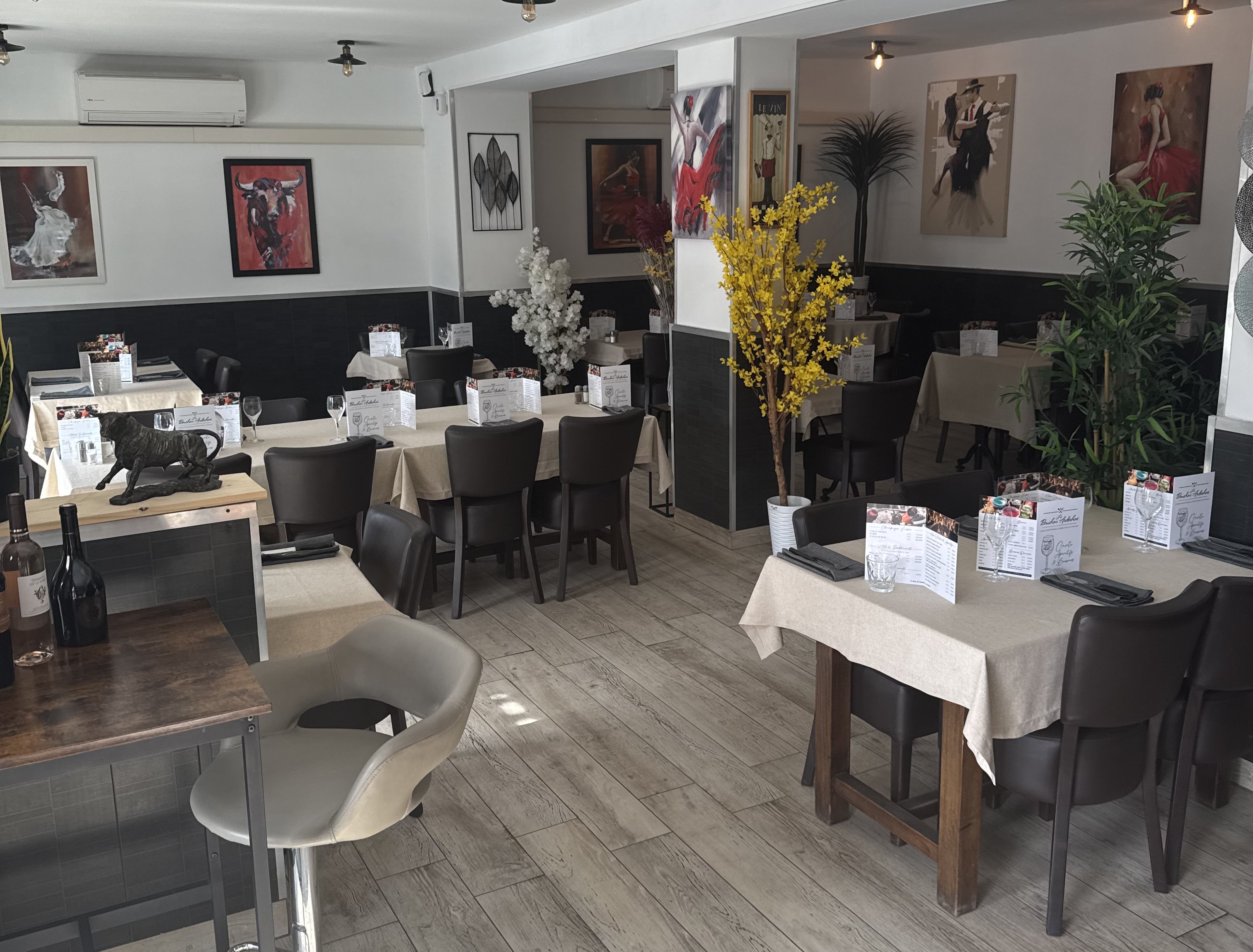 intérieur salle du restaurant le bouchon ardéchois à Jaujac en Ardèche