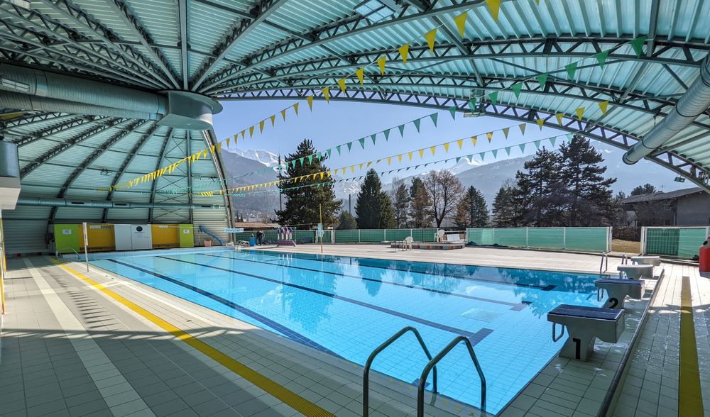 Vue de la piscine ouverte sur le parc