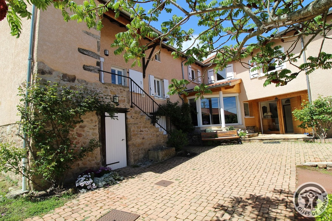 'Gîte des Vallons' à Vaugneray (Rhône - Ouest Lyonnais) : la maison côté cour.
