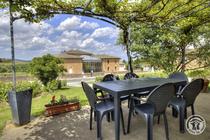 Grand Gîte "l'Amandier" - 15 personnes à Salles Arbuissonnas en Beaujolais dans le Rhône : la terrasse avec vue sur le village.