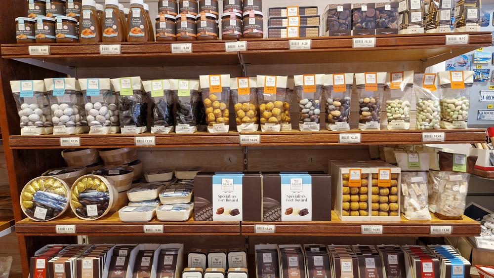Un rayon de chocolats, pâtes à tartiner, caramels.
