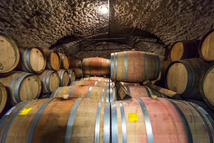 Elevage en fûts de certaines cuvées de vin rouge