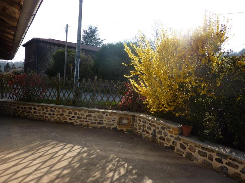 Gîte de Montmenot à Ancy (Rhône - Monts du Beaujolais): les premières fleurs du printemps