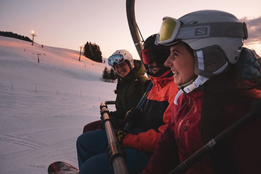 Montée en télésiège vers les pistes ouvertes en nocturne du domaine de ski alpin du Grand-Bornand