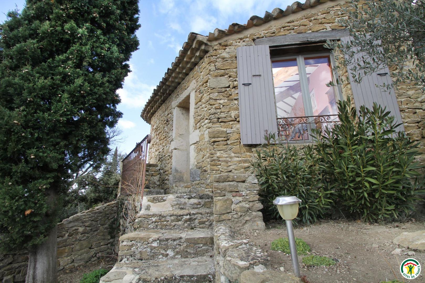 Accès au gîte par des marches en pierre