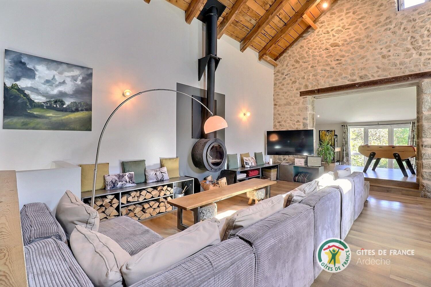 Coin salon avec poêle à bois