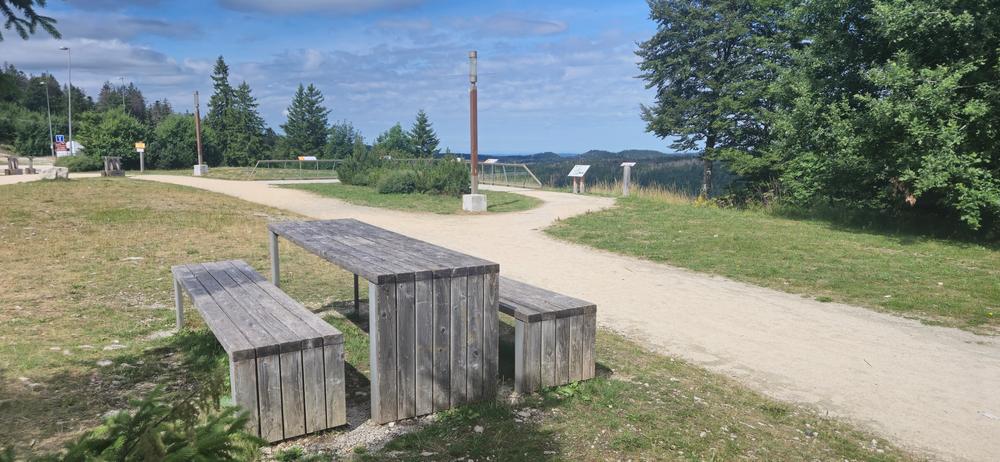 Aire de pique-nique du Col de la Faucille_côté belvédère