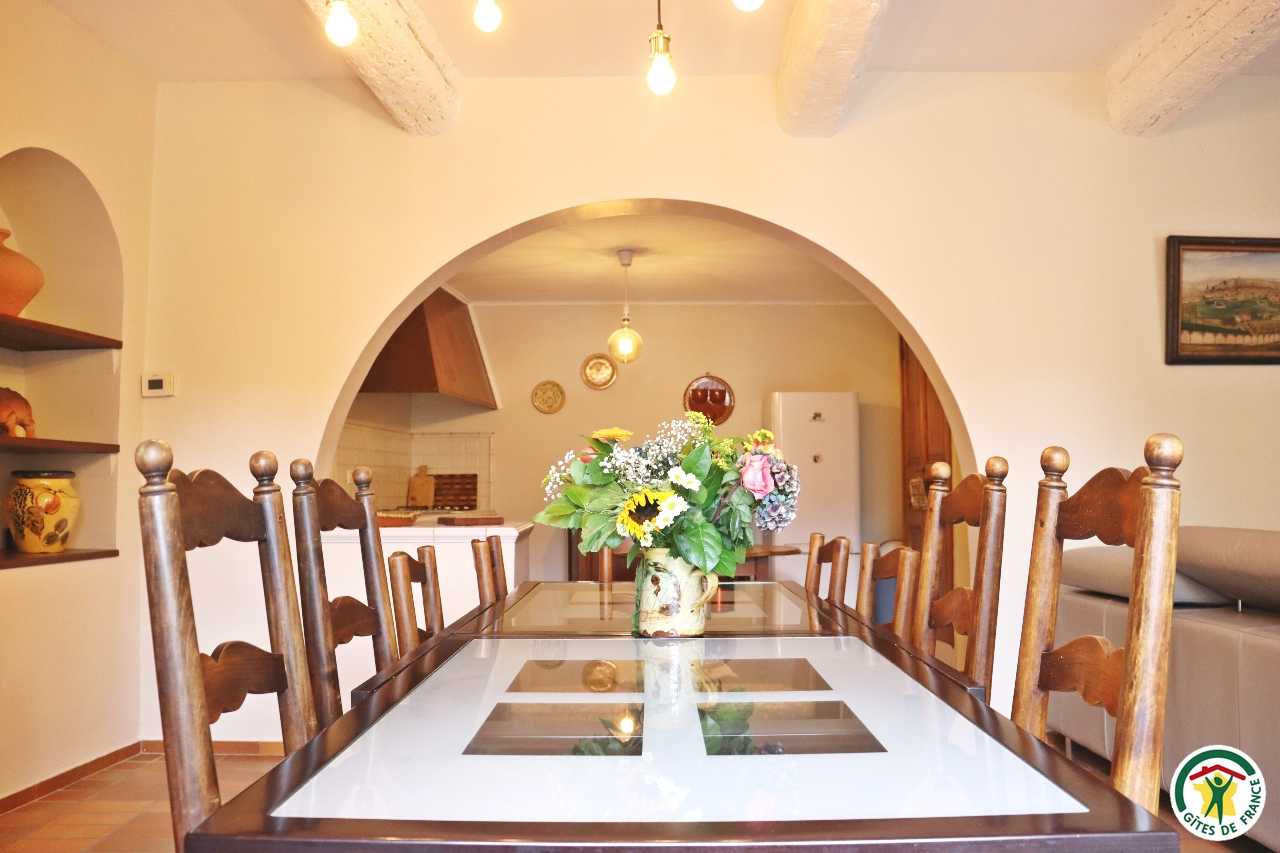 Pièce à vivre ouverte : cuisine et salle à manger