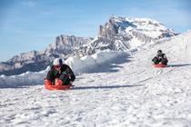 DEuc personnes descendent sur la piste